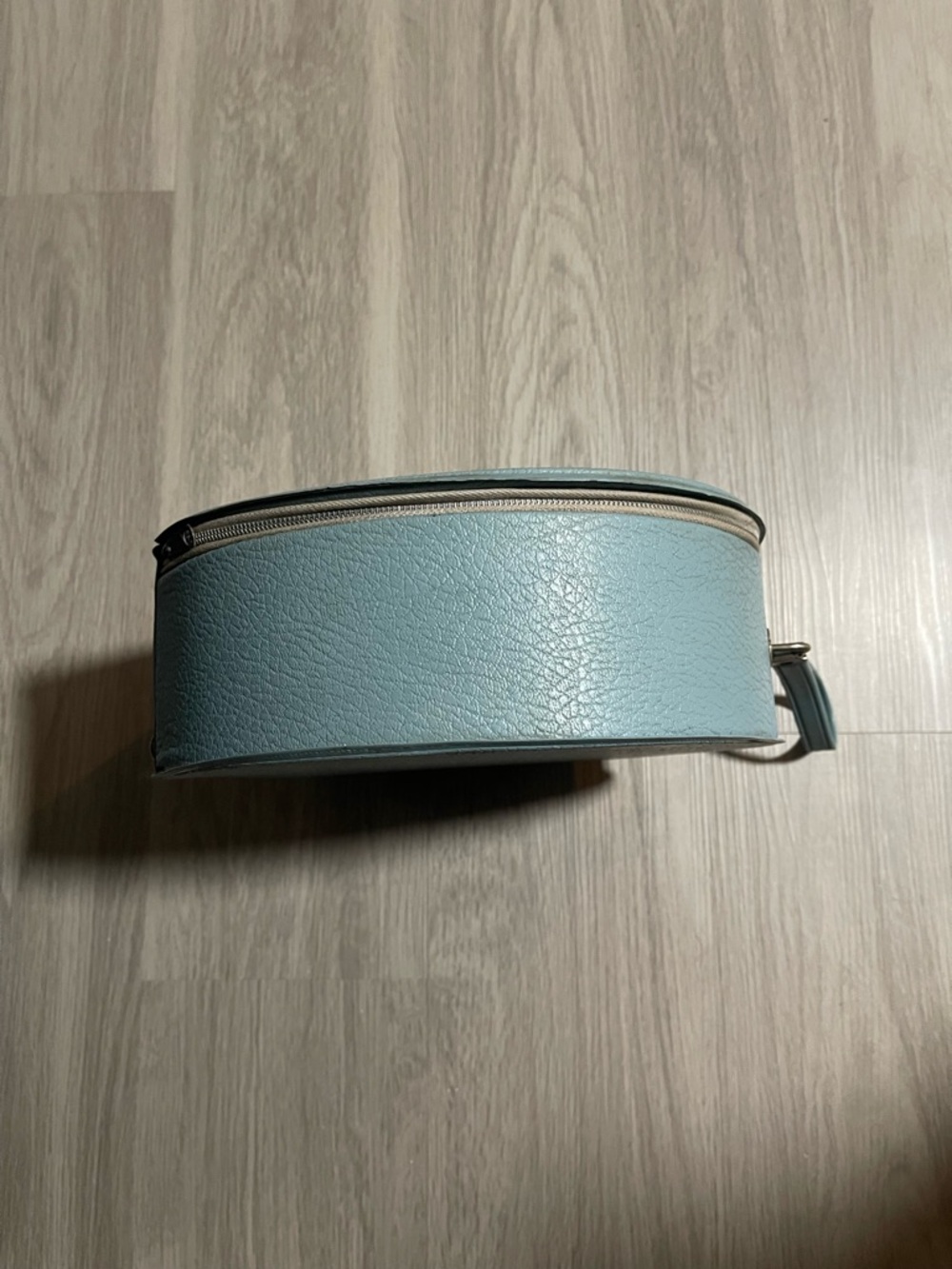 Round Vintage Train Travel Case - Picture 3 of 5